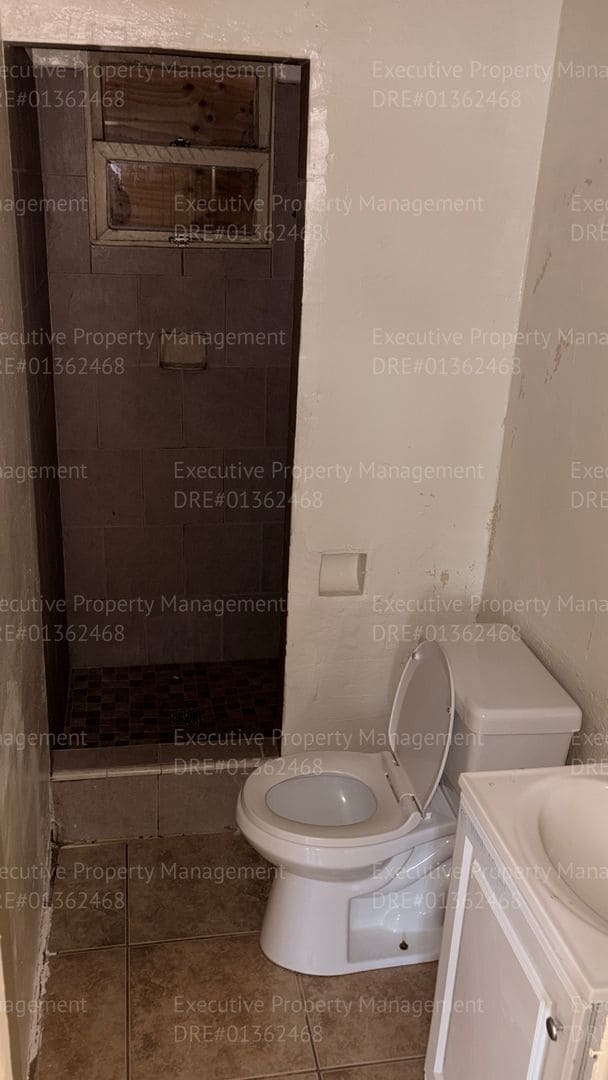 Building Photo - 105 E 8th St