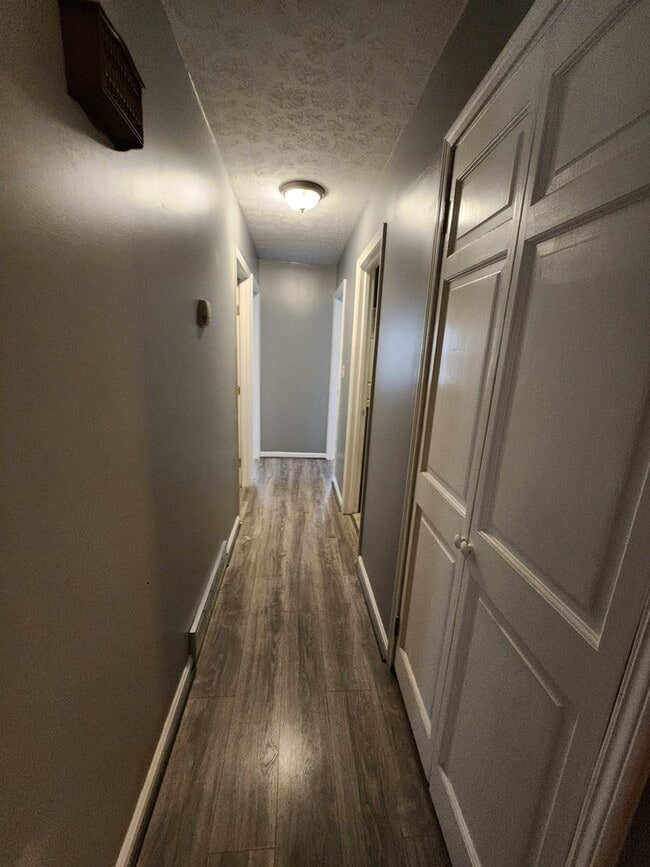 Building Photo - 3 Bedroom, 2 Bathroom Home