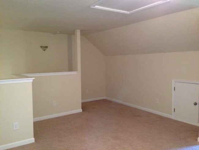 Building Photo - 331 Village Dr