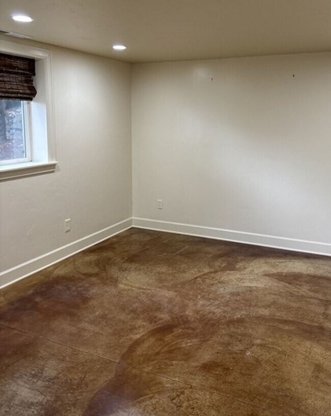 Building Photo - 4Bd/5Ba Multi Story Home - For viewing by ...