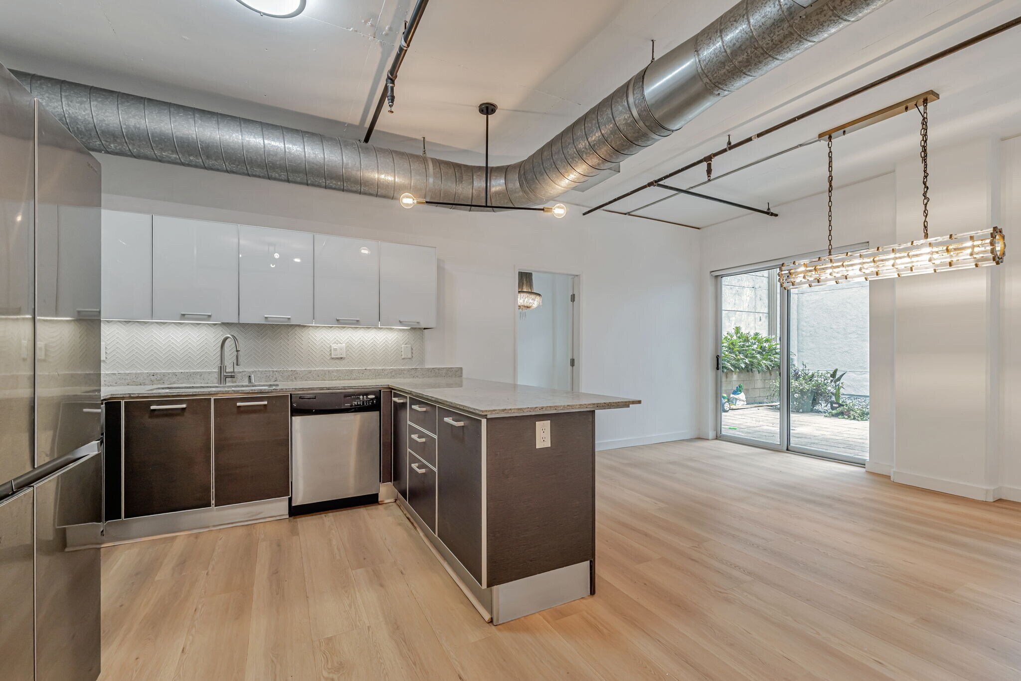 Building Photo - 645 W 9th St