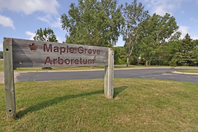 Building Photo - "Spacious 3-Bed Townhouse with 2.5 Baths in Maple Grove – A Perfect Retreat at 2405 Sq Ft!"