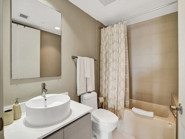 Building Photo - 2602 E Hallandale Beach Blvd