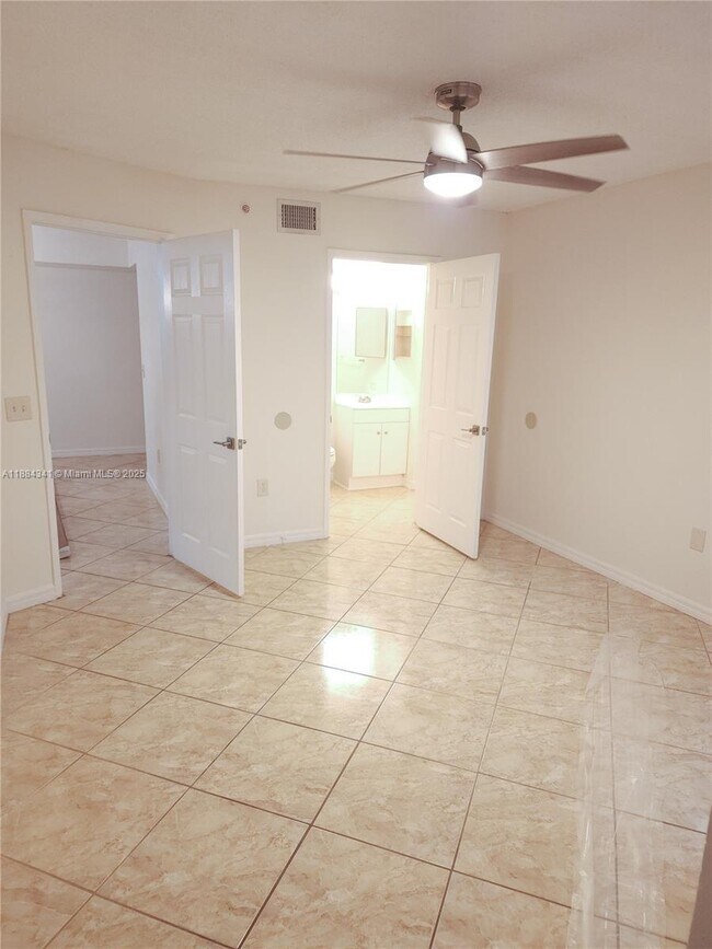 Building Photo - 2433 Centergate Dr