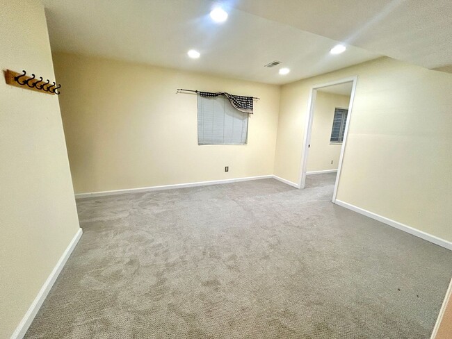 Building Photo - Looking for a Quality tenant who appreciat...