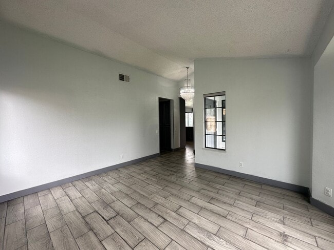 Building Photo - Four Bedroom