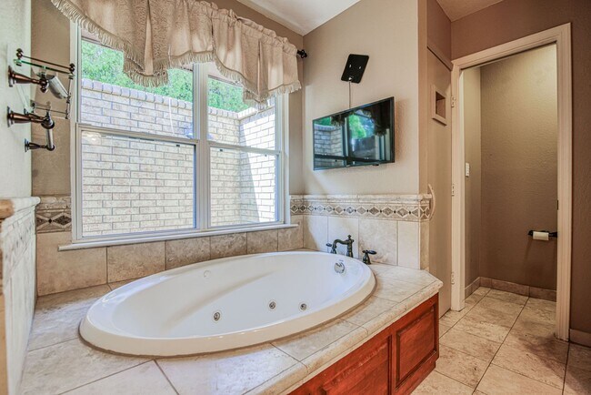 Building Photo - Stunning eastside rental in highly desirable area!