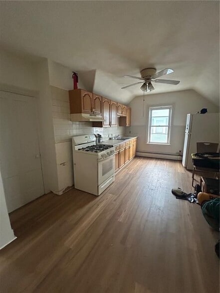 Building Photo - 22 Heaton St