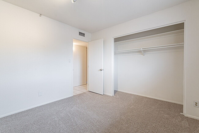Building Photo - 2543 E Huntington Dr