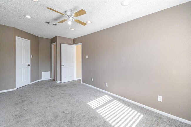 Building Photo - 2011 Spenwick Dr