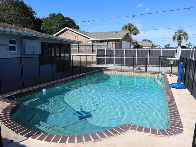Building Photo - 4 BEDROOM 2 Bath  Pool Home!  Call Carole Arcaro 386-216-4900 Deltona Lakes Realty