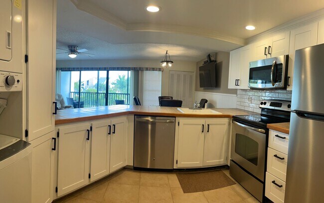 Building Photo - Short Term Rental Near Beach