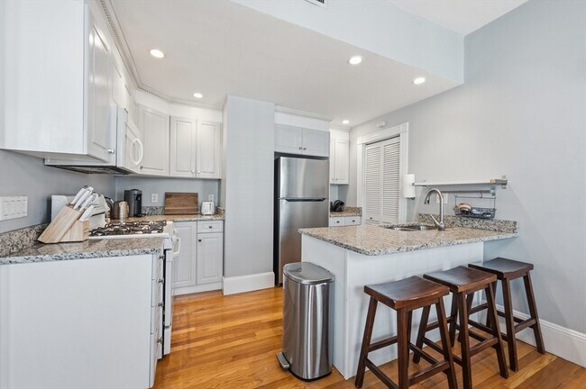 Building Photo - 627 E 6th St