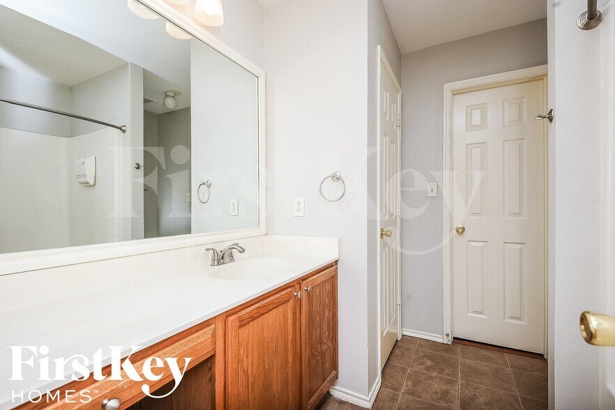 Building Photo - 729 Pace Dr