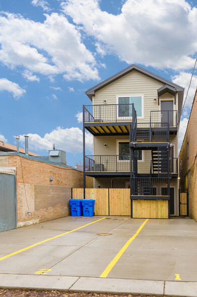 photo of tandem parking spots at rear of building - 5306 W Devon Ave