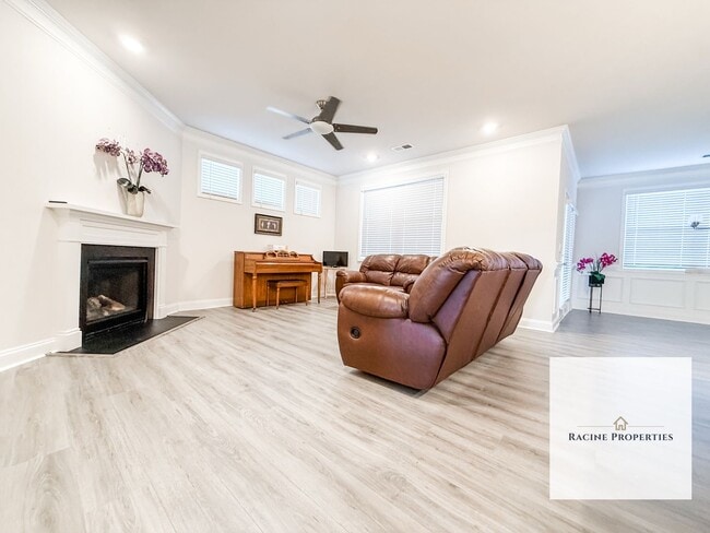 Building Photo - Beautiful, Cozy Home in Greenville!