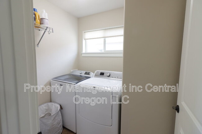Building Photo - 2860 Yew Park Ln