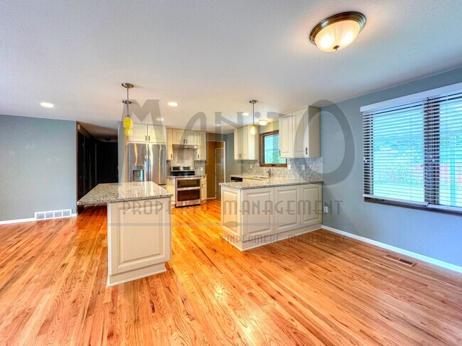 Building Photo - Entertainers Dream Home