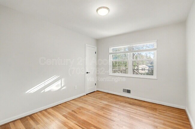 Building Photo - 3107 Valley Ln