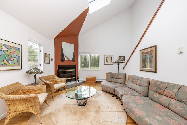 Building Photo - 13 Sycamore Dr