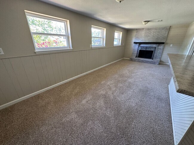 Building Photo - 4 BED 2 BATH HOME CLOSE TO PETERSON AFB & SCHRIEVER AFB!