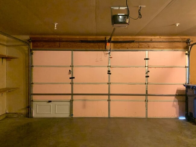 Building Photo - 3 Bedroom Twinhome