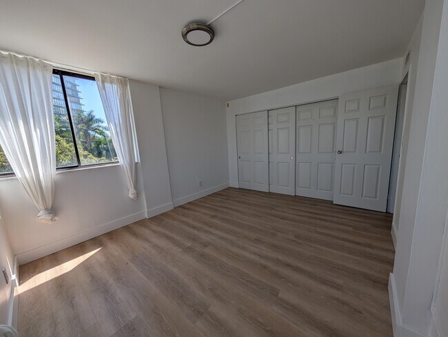 Building Photo - 2715 Tigertail Ave