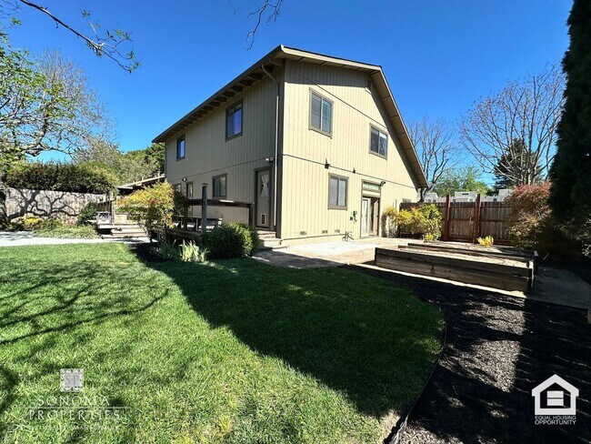 Building Photo - Spacious 4+BD/3BA Two-Story Home with Expansive Yard