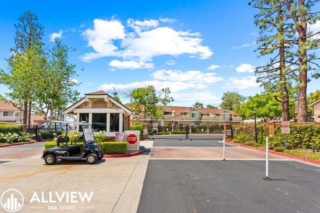 Building Photo - Updated 2 Bed, 1.5 Bath Condo in Gated Crosspointe Village