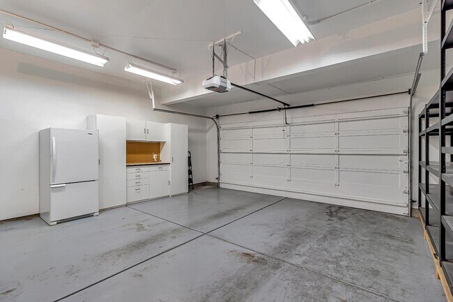 Building Photo - 302 Tadley Ct