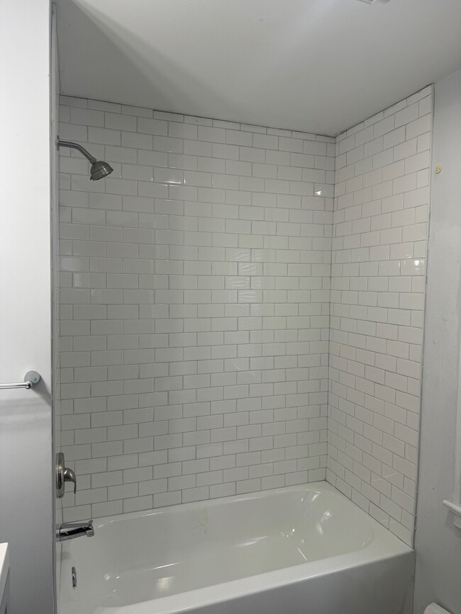 Building Photo - 31 ellesmere Ave