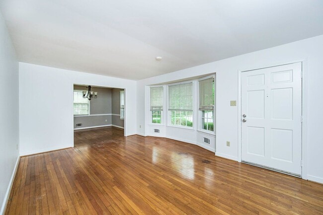 Building Photo - Charming 3BR Home with Hardwood Floors, Fireplace & Bright Living Spaces in Midlothian