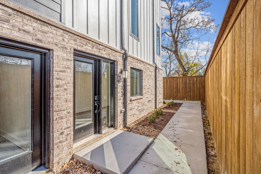 Building Photo - 2206 Arroyo Ave