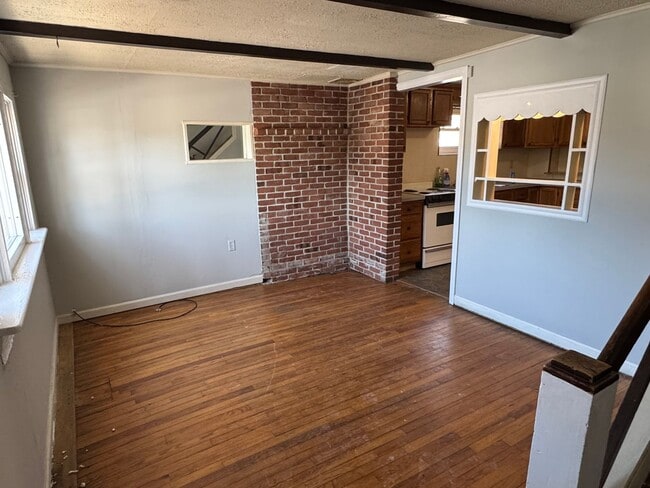 Building Photo - 2 Bedroom, 1 Bathroom House in Lancaster