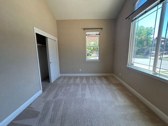 Building Photo - Nice Oakdale home on corner lot