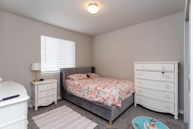 Building Photo - Bright & Beautiful 4BD Home in Lorson Ranc...