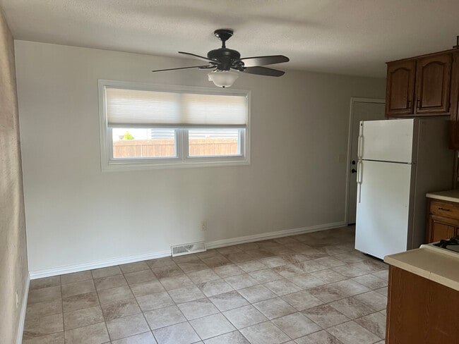 Building Photo - 1410 Golden Valley Dr