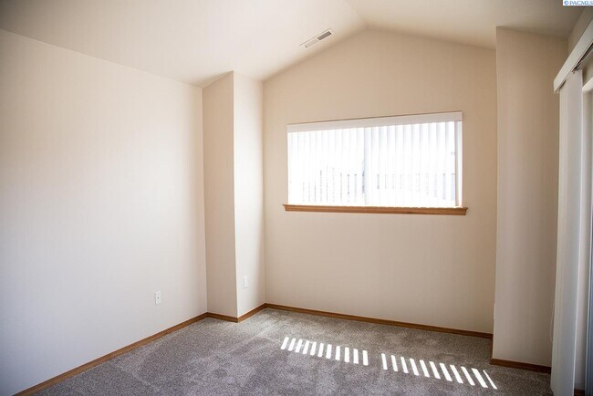 Building Photo - 3 Bed/2.5 Bath Richland Townhome!