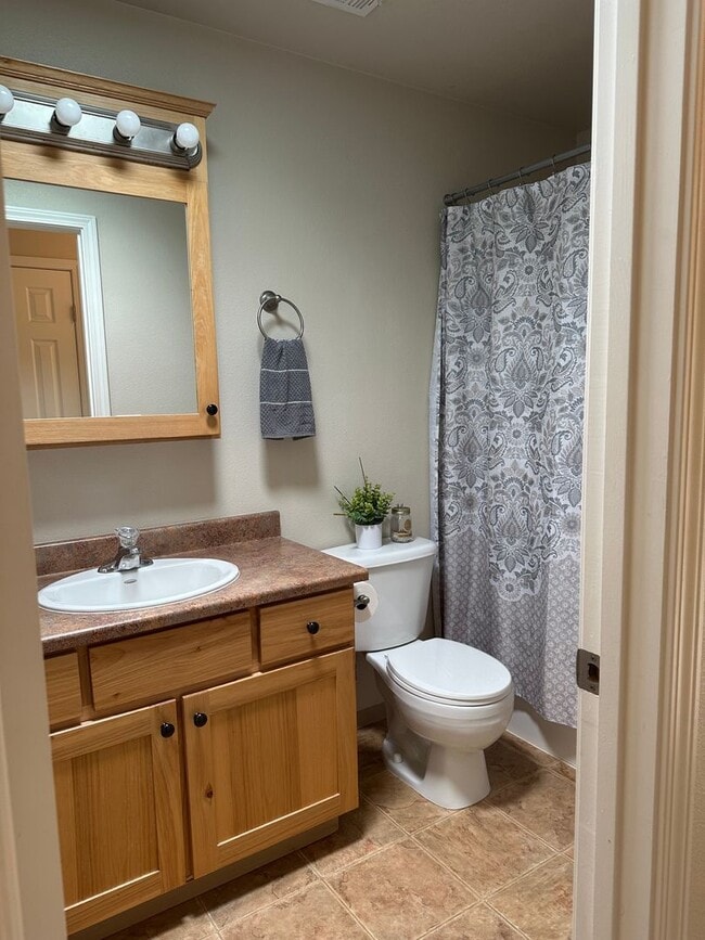 Building Photo - Sunny 3 Bedroom, 2 full bath w/Solar and B...