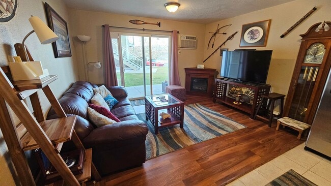 Building Photo - Condo located near the lake- Available NOW until July 31st, 2026. Available again September 1st, ...