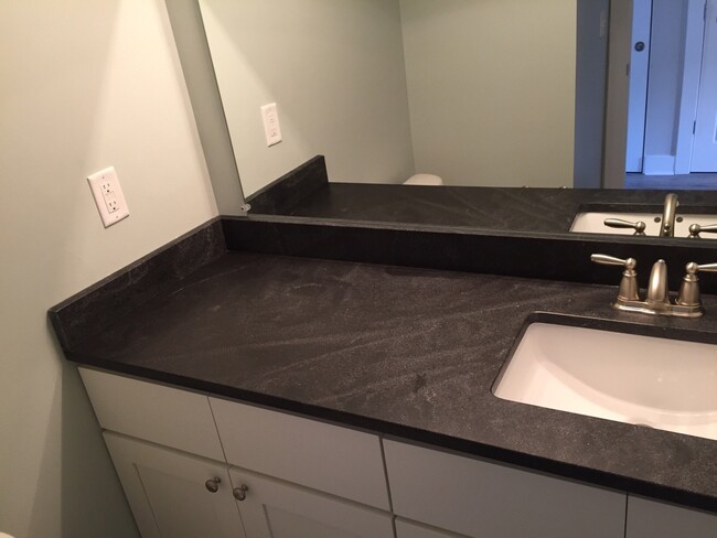 Building Photo - 2 Bedroom 1.5 Bath Townhouse Downtown Char...