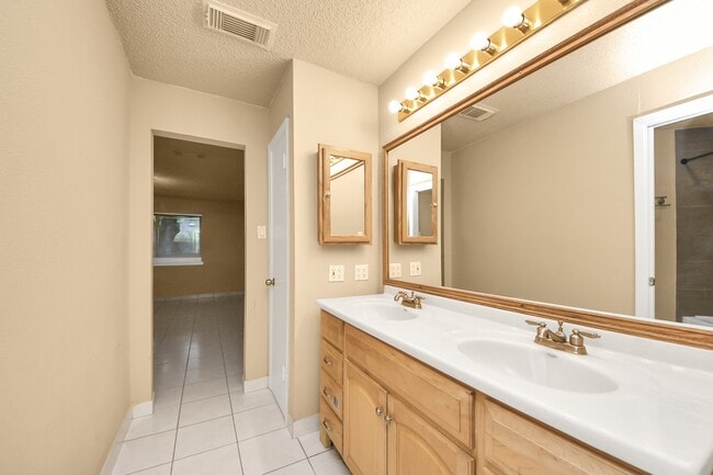 Building Photo - 10711 Forest Leaf Dr