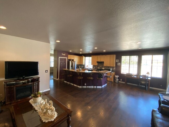 Building Photo - Beautiful Single Story 3 Bedroom 2 Bath! WITH SOLAR!