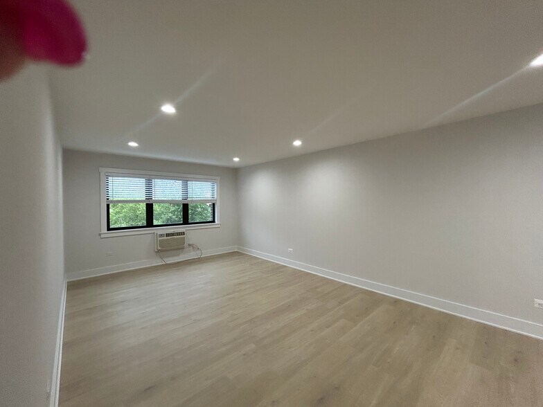 Building Photo - 696 Elm Pl