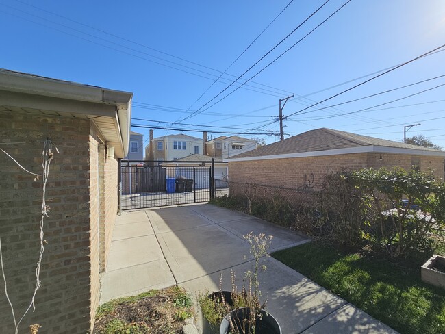 Building Photo - 2909 N Austin Ave