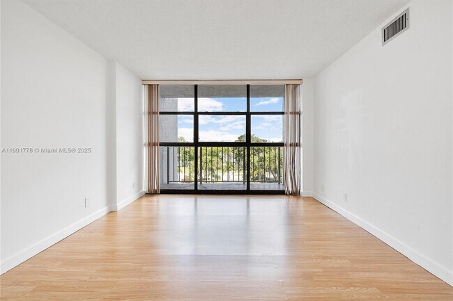 Building Photo - 600 Parkview Dr