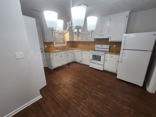 Building Photo - 13 Fredda Ln