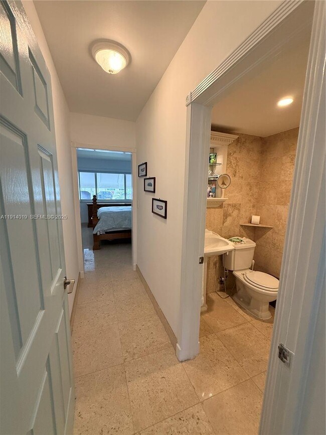 Building Photo - 180 Isle of Venice Dr