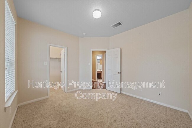 Building Photo - 141 Springtree Gate