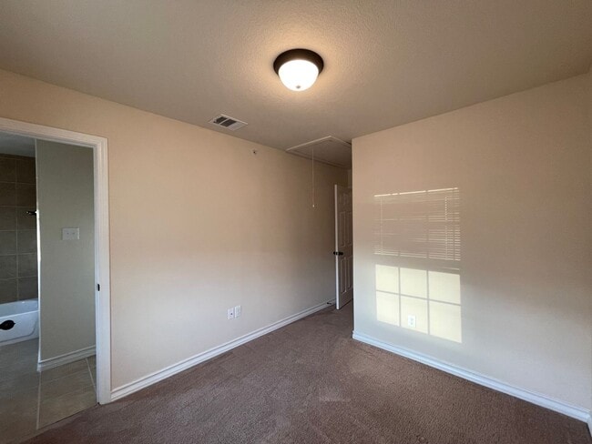 Building Photo - Town home for rent